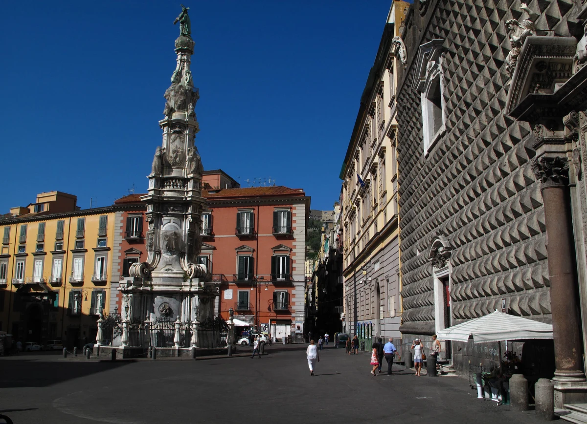 Piazza del Gesù Nuovo a Napoli, con la guglia dell’Immacolata