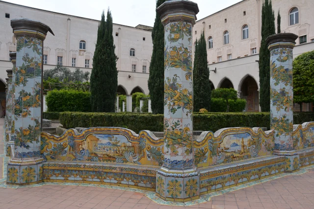 Il chiostro maiolicato di Santa Chiara a Napoli