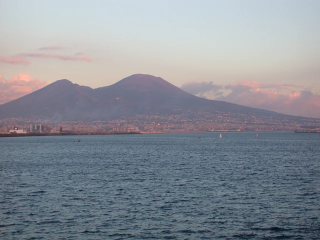 Il golfo di Napoli con il Vesuvio al tramonto